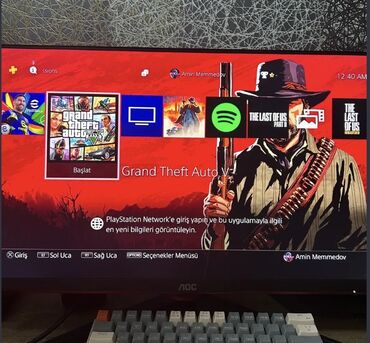 PS4 (Sony Playstation 4): PlayStation 4 Pro oyun konsolu. 1 TB yaddaşa malikdir. İki ədəd oyun