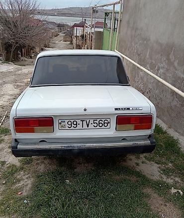 vaz panel: LADA 2107, ağ rəng, sedan. Texniki xüsusiyyətlər: - Benzin mühərriki — 4