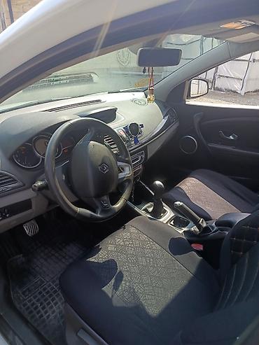 t 25 traktor satisi: Renault Megane (universall/kombi), ağ rəng. Xüsusiyyətlər: - Kuzov: 5 — 6