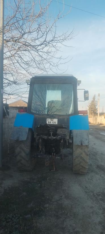 Traktorlar: Mavi rəngli təkərli kənd təsərrüfatı traktoru. Xüsusiyyətlər: - Ön və — 6
