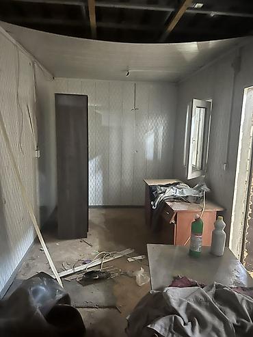 konteyner satilir: Metal konteyner otaq - Ölçü: təxminən 6 m uzunluq, 2.4 m en, 2.5 m — 6