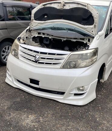 разбитые машины: Белый минивэн Toyota Alphard с открытым капотом и поврежденным