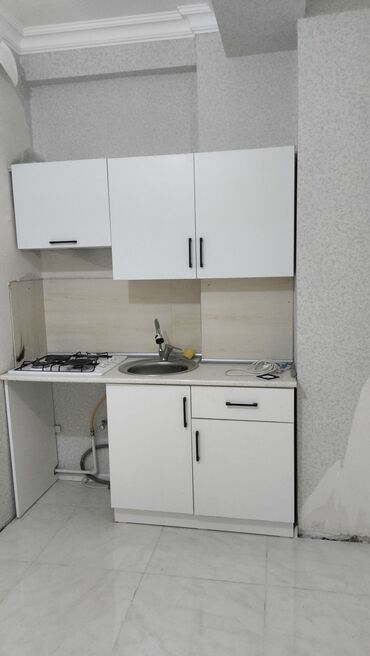 офисная мебель: Ağ rəngdə yığcam mətbəx mebeli dəsti. Dəstdə qaz plitəsi və
