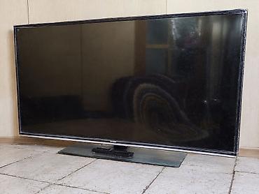 LED-телевизор с плоским экраном, диагональ около 50–55". Узкие рамки