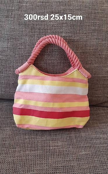 sac: Šarena platnena torbica sa ručkama od uvijenog konopa. Dimenzije: 25 x — 1