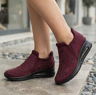 ccc muska obuca: Ženske patike – bordo slip-on sa platformom i ukrasnim kamenčićima - — 1
