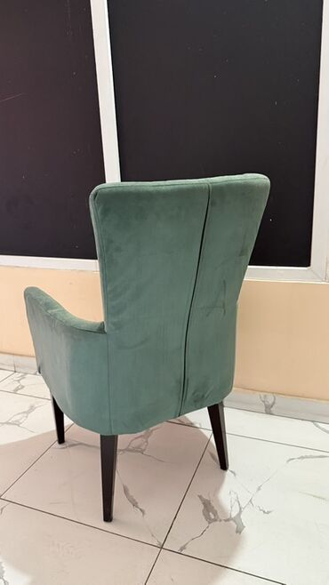 кожаный пуфик: Кресло с высокой спинкой и подлокотниками - Обивка: мягкий