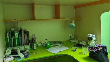 ученический стол: Детский гарнитур, цвет - Зеленый, Б/у
