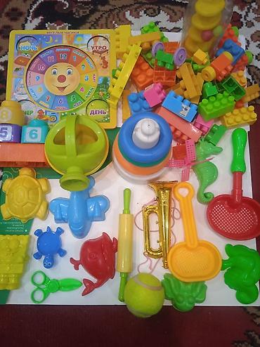 Другие игровые комплексы: Детские игрушеки транспорт и герои Состав: - Разнообразные машинки — 10