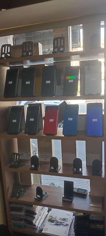 poco: Məhsul: Mobil telefonlar və aksesuarlar vitrini Təsvir: - Vitrində — 1