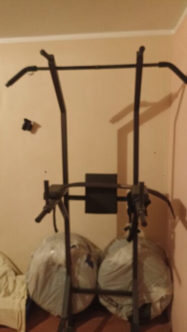 Rekviziti za vežbanje: Višenamenska klupa za vežbanje sa stalkom za šipku i setom tegova. - — 14