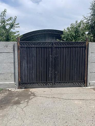 Продаю б/у металлические двусвортачные распашные ворота размер 3,2м х at lalafo.kg Продаю б/у металлические двусвортачные распашные ворота размер 3,2м х