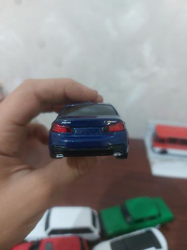 e34 bmw: Mavi rəngli metal oyuncaq model avtomobil – sedan tipli. Realist — 2