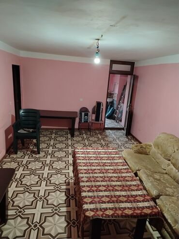 Otaqların uzunmüddətli kirayəsi: Geniş və işıqlı zal otağı icarəyə/verilir. Xüsusiyyətlər: - Açıq