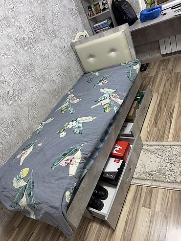 задняя полка: Односпальная кровать, Б/у, С ящиком для хранения, длина - 200 см — 1
