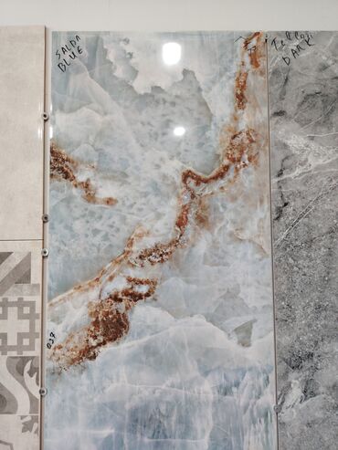 Ağlay: Mərmər görünümlü böyük ölçülü keramika plitələri - Üst səth: yüksək