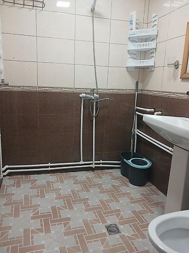 oglanlara kiraye evler: 2 OTAQLI MƏNZİL - Geniş işıqlı zal, tavanında dekorativ çilçıraq — 6