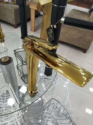 tutqun sulu boya: Qızılı rəngli lavabo qarışdırıcısı (mikser kran) - Brend: RIVANA