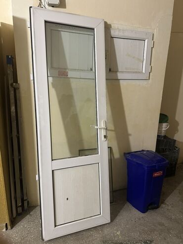 Входные двери: PVC şüşəli qapı - Material: ağ PVC karkas, alt hissəsi panel, orta