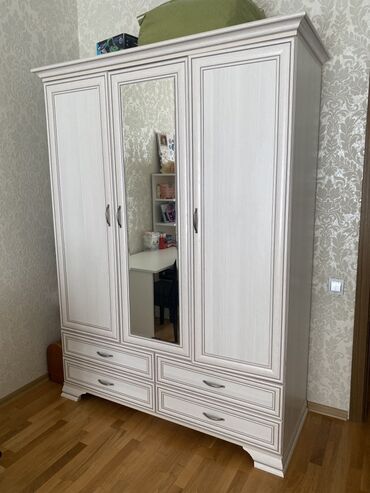 Столы и стулья: Распашной, 3 двери Прямой шкаф, Гардеробный шкаф