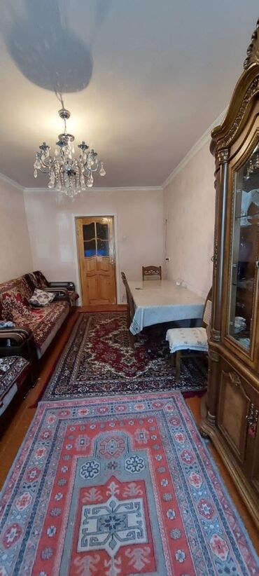 Köhnə tikili: 3otaqlı mənzil Satıram - Geniş işıqlı zal: pəncərəli, kristal — 2