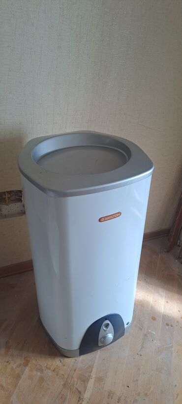 mebel ici mikrodalgali soba: Ariston elektrik su qızdırıcısı (vertikal divar tipli) - Brend/model