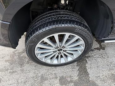 ag 07 sekilleri: Range Rover (L322) – qara rəng, tam ölçülü lüks SUV. Xüsusiyyətlər: - — 8