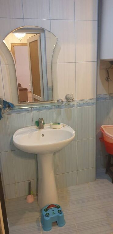 Uzunmüddətli kirayə mənzillər: Mənzil yalnız dövlət işində işləyən ailəyə kirayə verilir yəni stabil — 6