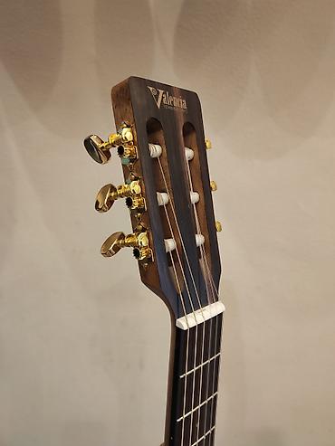 Gitaralar: Klassik gitara Model:VC434 Simlərin sayı: 6 Üst:Sitka Spruce Qol — 3