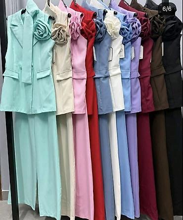 teget baletanke: Komplet elegantan– prsluk i pantalone s cvetnim detaljem na ramenu. - — 6
