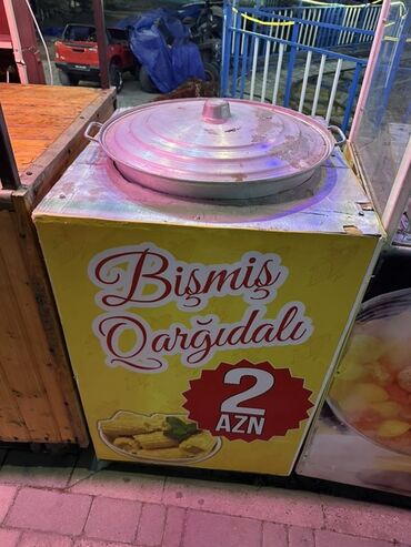 Dönər aparatları: Bu, bişmiş qarğıdalı üçün nəzərdə tutulmuş portativ satış stendidir