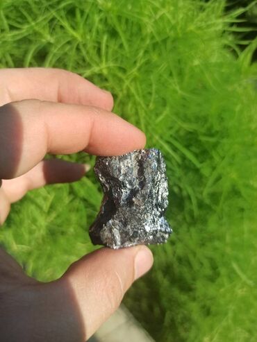 Digər kolleksiyalar: Təbii Galen daşı. Tamamilə təbii, emal olunmamış gümüşü-metalik — 4