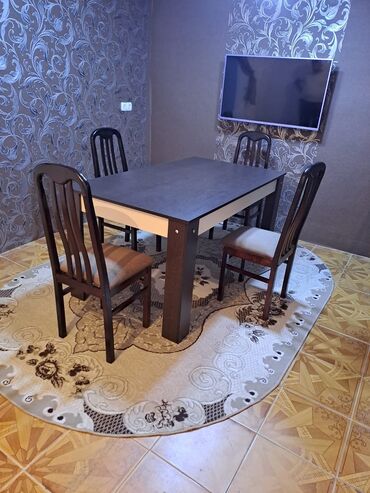 ucuz stol stullar: Qonaq otağı üçün, İşlənmiş, Dördbucaq masa