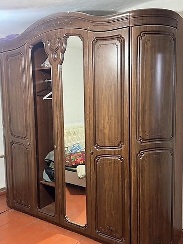 шф: Классический платяной шкаф с резным фасадом и зеркальной створкой. - — 1