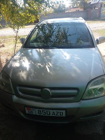 Автомобиль седан/универсал серебристого цвета (KG номера 08 850 AZD)