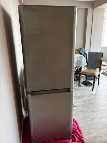 продаю холодильник: İşlənmiş 2 qapılı Indesit Soyuducu Satılır, rəng - Gümüşü