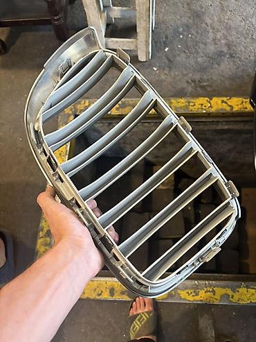 orta panel: BMW “kidney” radiator barmaqlıqları (sol və sağ cütlük) - Orijinal — 3