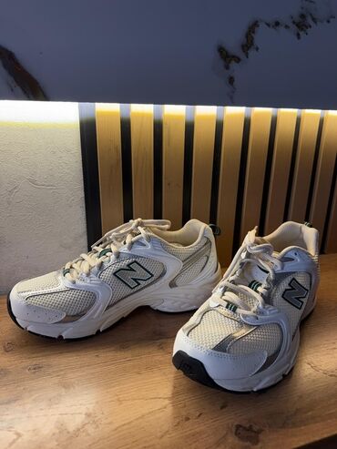 nike lunar gato 2: Кроссовки New Balance 530 в белом цвете с серебристыми и зелеными