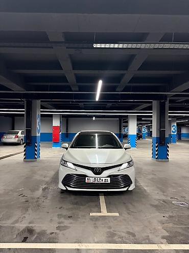 купит цивик: Toyota Camry (XV70), белый седан бизнес-класса. Кузов и внешний вид — 1