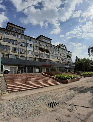 срочно продаётся 1 комнатная квартира в районе ошского рынка по улице молодая гвардия токтогула: Продается 2комнатная квартира 8микрорайон,Токомбаева/Байтик батыра