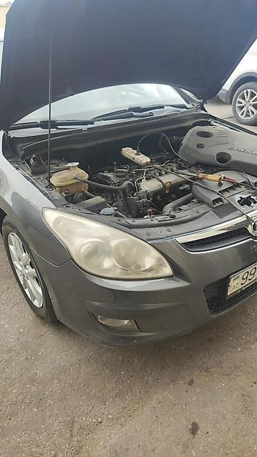 i30: Hyundai i30 hatchback, 5 qapı, tünd boz rəng. - Benzin mühərriki — 1