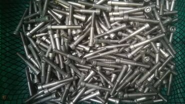 Šrafovi i matice: Opis: Velika količina metalnih šrafova, idealnih za širok spektar — 1