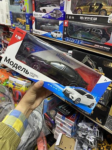 маленький машинка: Игрушечная модель автомобиля Toyota Camry в масштабе 1:16. Машинка — 1