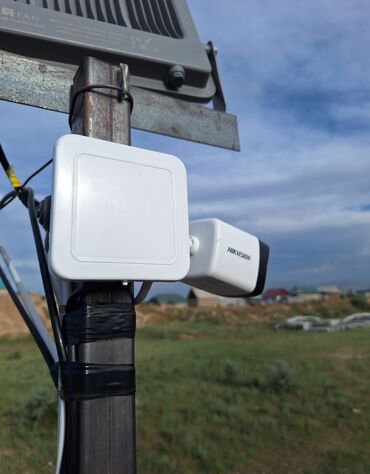 Видеонаблюдение: Белая цилиндрическая IP-камера Hikvision с кронштейном — 2