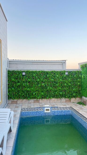 Süni güllər: Süni yaşıl divar paneli müxtəlif yaşıl yarpaqların və qırmızı — 4