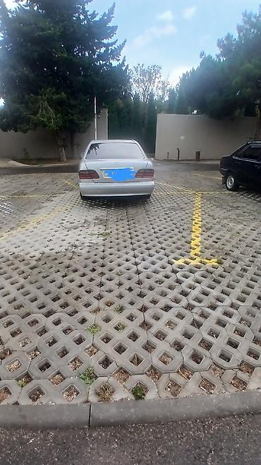 w210 duman: Mercedes-Benz E‑Class sedan (W210), gümüş rəng. - Kuzov: 4 qapılı — 6