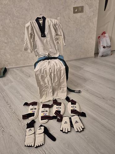 Taekvondo üçün tam dəst Məhsulun tərkibi: - Dobok: uzunqollu gödəkcə