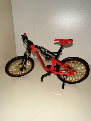 Down Hill velosiped figuru.Təkərlər fırlanır,Pedallar