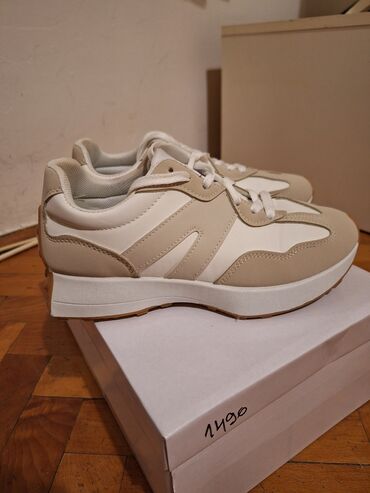 new yorker београд – слике: New balance.
prelagane. 36 broj