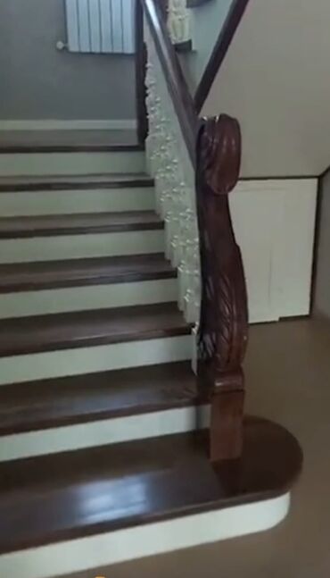 Pilləkən məhəccərləri: Taxta və metaldan hazırlanmış bu müasir pilləkən müxtəlif interyerlər — 11